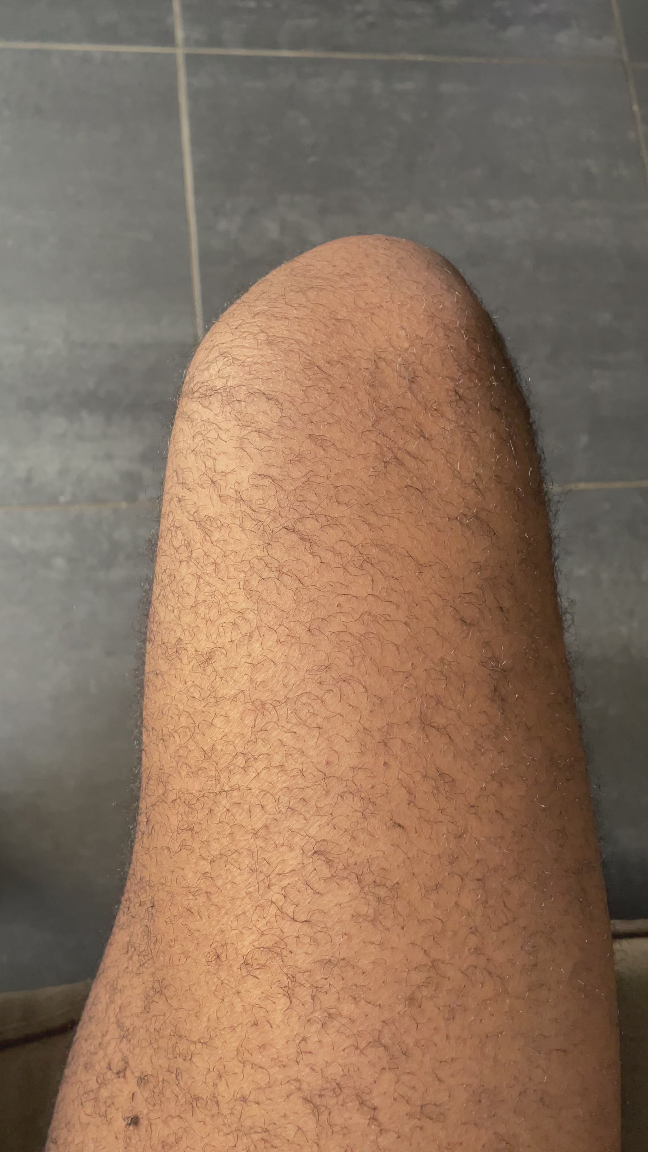 Charger la vidéo : &lt;p&gt;Etape 1 ° Utilisez Peacha à sec ou avec de l&#39;eau.&lt;/p&gt;&lt;p&gt;Etape 2° Faites des rotations avec peacha sur votre peau. Vous y verrez de la peau morte s&#39;enlever due à l&#39;exfoliant de Peacha.&lt;/p&gt;&lt;p&gt;Etape 3° Lavez-vous après avoir utilisé Peacha et appliquez-y de l&#39;aloe vera ou de la crème hydratante sur votre peau.&lt;/p&gt;